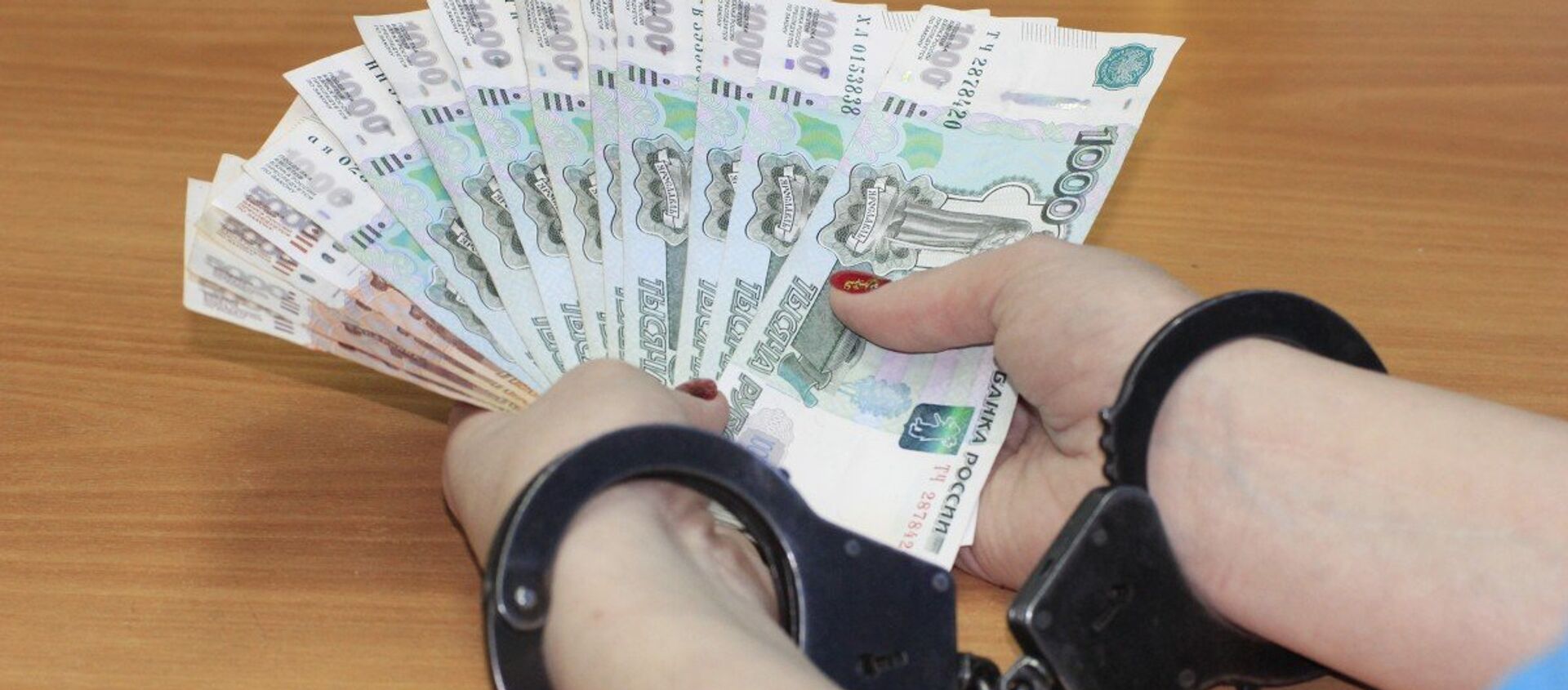 Российские рубли в руках у женщины - Sputnik Узбекистан, 1920, 03.05.2018