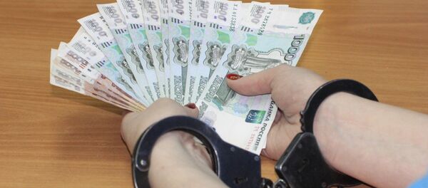 Российские рубли в руках у женщины Российские рубли в руках у женщины - Sputnik Ўзбекистон