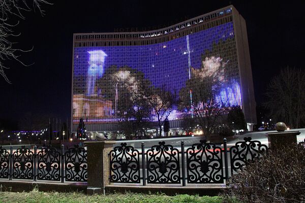 Фасад гостиницы Узбекистан превратился в огромный светящийся экран - Sputnik Узбекистан