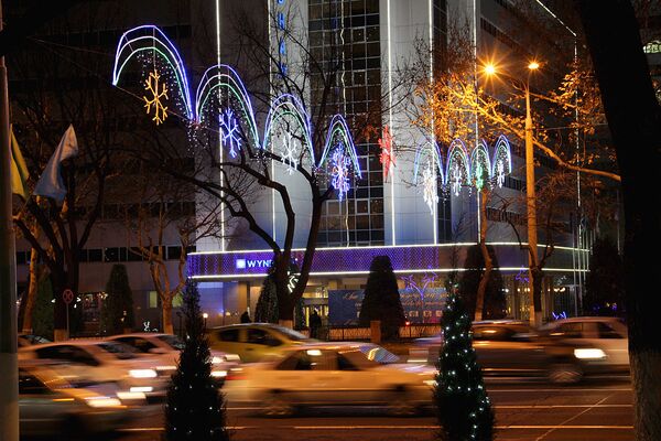 Улицы Ташкента, украшенные новогодними гирляндами - Sputnik Узбекистан