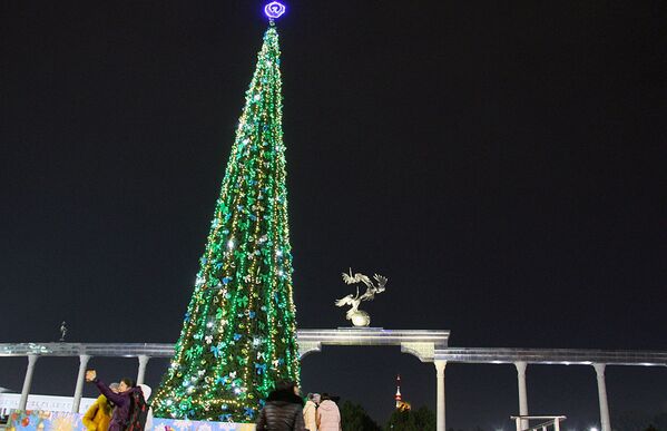 Главная елка страны на площади Мустакиллик в Ташкенте - Sputnik Узбекистан