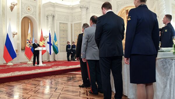 Президент РФ В. Путин встретился с военнослужащими, участвовавшими в операции в Сирии - Sputnik Узбекистан