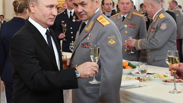 Президент РФ В. Путин встретился с военнослужащими, участвовавшими в операции в Сирии - Sputnik Узбекистан