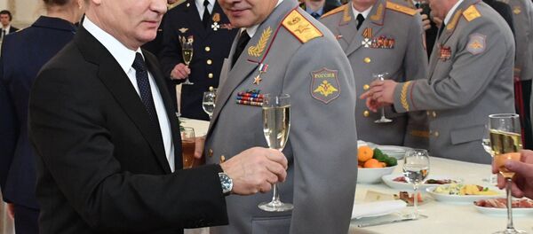 Президент РФ В. Путин встретился с военнослужащими, участвовавшими в операции в Сирии - Sputnik Узбекистан