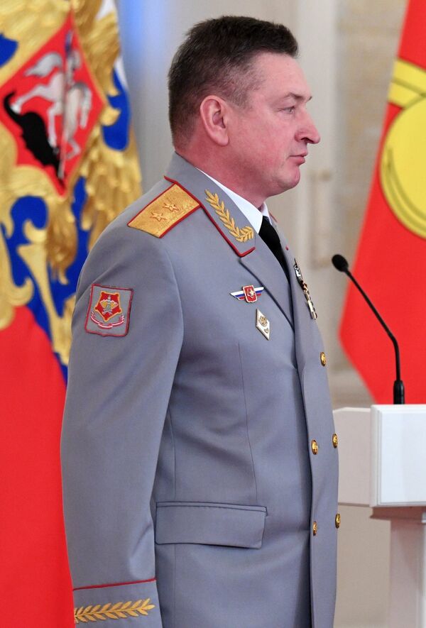 Президент РФ Владимир Путин и генерал-лейтенант Александр Лапин (слева) на церемонии вручения государственных наград военнослужащим Вооруженных сил РФ Президент РФ Владимир Путин и генерал-лейтенант Александр Лапин (слева) на церемонии вручения государственных наград военнослужащим Вооруженных сил РФ - Sputnik Узбекистан