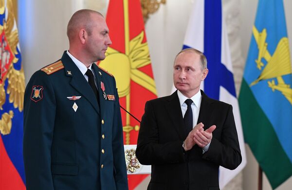 Президент РФ Владимир Путин и полковник Артур Люфт (слева) на церемонии вручения государственных наград военнослужащим Вооруженных сил РФ Президент РФ Владимир Путин и полковник Артур Люфт (слева) на церемонии вручения государственных наград военнослужащим Вооруженных сил РФ - Sputnik Узбекистан