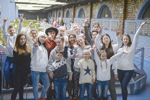 Участники проекта Ты супер! Танцы во время посещения грандмаркета в Санкт-Петербурге - Sputnik Узбекистан