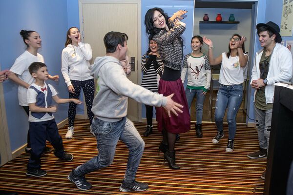 Участницы проекта Ты супер! Танцы из Узбекистана во время мастер-класса балерины Любови Андреевой - Sputnik Узбекистан