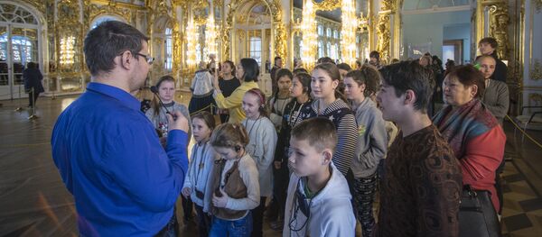 Участники проекта Ты супер! Танцы во время экскурсии в Царском Селе - Sputnik Узбекистан