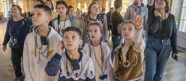 Участники проекта Ты супер! Танцы во время экскурсии в Царском Селе - Sputnik Узбекистан