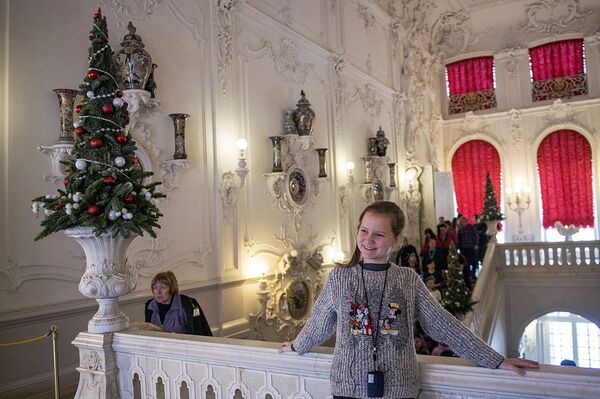 Участница проекта Ты супер! Танцы из Узбекистана Анастасия Молокова во время экскурсии в Царском Селе - Sputnik Узбекистан