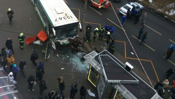 Автобус врезался в остановку на северо-западе Москвы - Sputnik Ўзбекистон