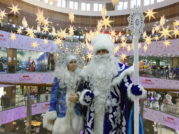 Дед Мороз и Снегурочка в одном из торговых центров Ташкента - Sputnik Узбекистан