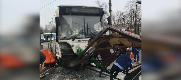 Автобус сбил остановку в Москве возле метро Сходненская - Sputnik Узбекистан