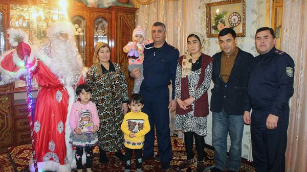 Посещение семей погибших сотрудников МЧС Посещение семей погибших сотрудников МЧС - Sputnik Узбекистан