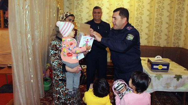 Посещение семей погибших сотрудников МЧС Посещение семей погибших сотрудников МЧС - Sputnik Узбекистан