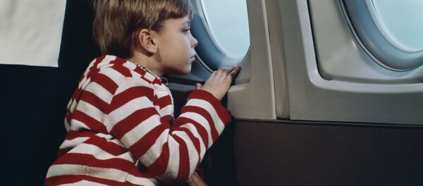 Мальчик у иллюминатора Мальчик у иллюминатора - Sputnik Узбекистан