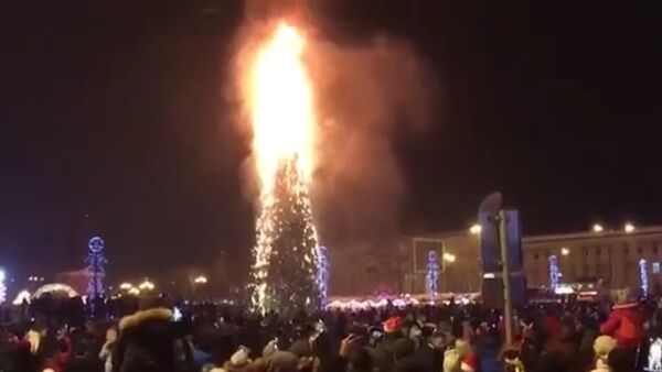 Главная елка Сахалина сгорела в новогоднюю ночь - Sputnik Узбекистан