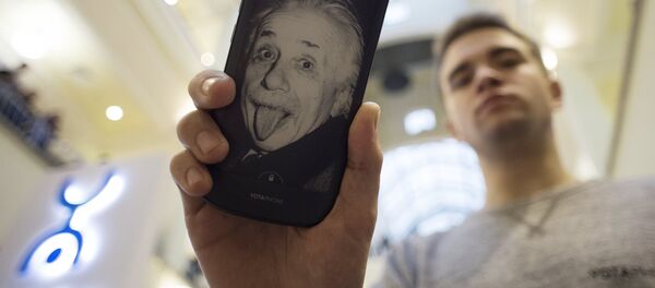 Консультант салона продаж Yota демонстрирует смартфон YotaPhone Консультант салона продаж Yota демонстрирует смартфон YotaPhone - Sputnik Узбекистан