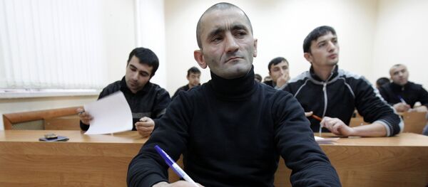 Сдача мигрантами экзамена по русскому языку - Sputnik Узбекистан