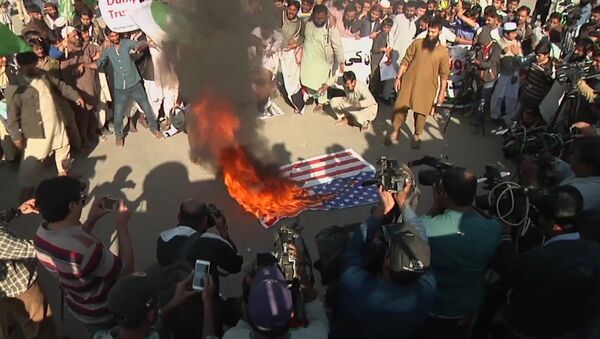 Пакистанцы сожгли флаг США - Sputnik Узбекистан