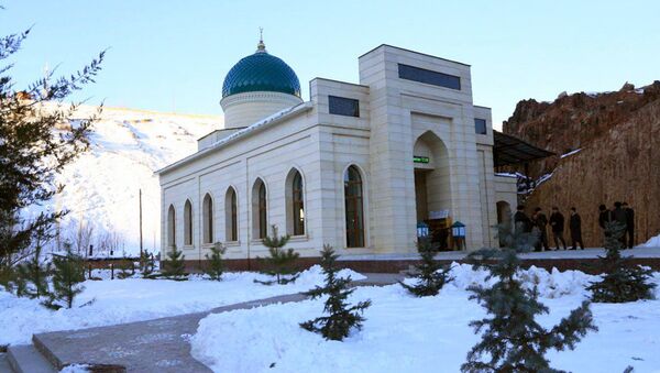 После реконструкции открыта единственная мечеть на перевале Камчик Ислом нури - Sputnik Узбекистан