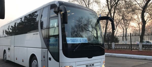 Первый пилотный автобусный рейс между Узбекистаном и Казахстаном по междугороднему маршруту Ташкент-Чимкент запущен в пятницу утром с автовокзала в столице Узбекистана Первый пилотный автобусный рейс между Узбекистаном и Казахстаном по междугороднему маршруту Ташкент-Чимкент запущен в пятницу утром с автовокзала в столице Узбекистана - Sputnik Ўзбекистон
