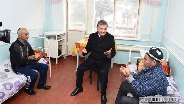 Глава Узбекистана Шавкат Мирзиёев ознакомился с деятельностью Янгиюльского районного медицинского объединения - Sputnik Узбекистан