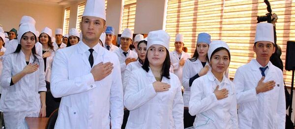 Выпускники медицинских вузов Выпускники медицинских вузов - Sputnik Узбекистан