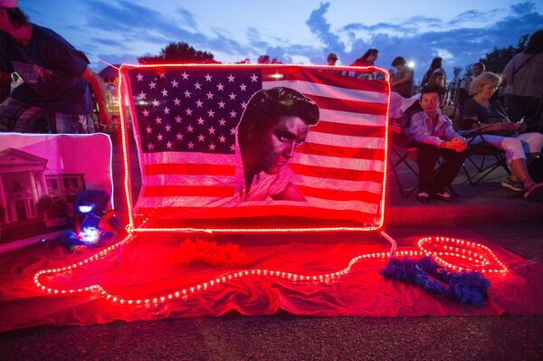Фанаты Элвиса Пресли во время уличной всенощной в канун дня его смерти в Мемфисе - Sputnik Узбекистан