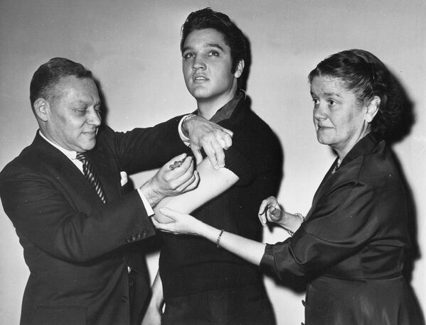 Певец Элвис Пресли во время вакцинации против по­ли­о­ми­е­ли­та в Нью-Йорке, 1956 год - Sputnik Узбекистан