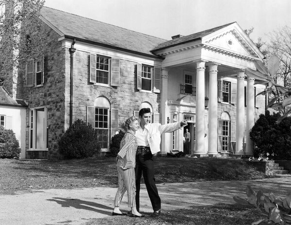 Певец Элвис Пресли с актрисой Ивонн Лайм около своего дома Graceland в Мемфисе - Sputnik Узбекистан