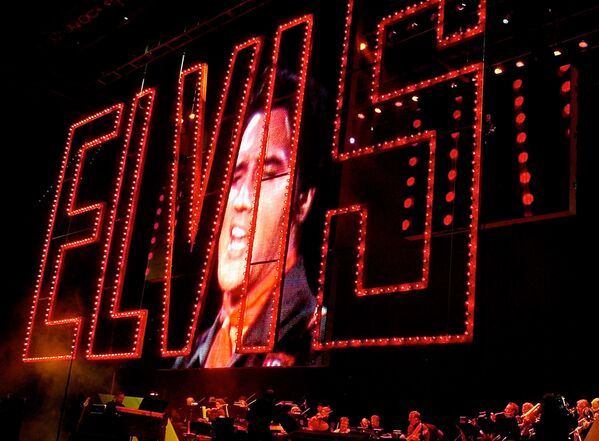 На концерте в честь 25-летия со дня смерти Элвиса Пресли в Мемфисе - Sputnik Узбекистан