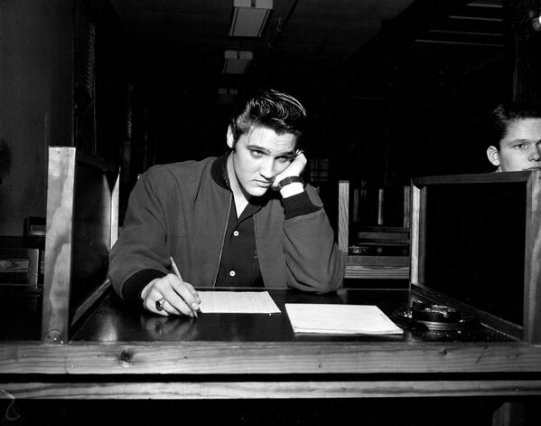 Певец Элвис Пресли во время подготовки к экзамену для поступления на службу в армию США в Мемфисе, штат Теннеси, 1957 год - Sputnik Узбекистан