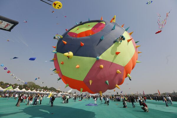 В этом году фестиваль проходит с 7 по 14 января. В Индии же это время знаменуется проведением праздника зимнего солнцестояния - Уттараяна (на юге Индии он получил название Понгаль). - Sputnik Узбекистан