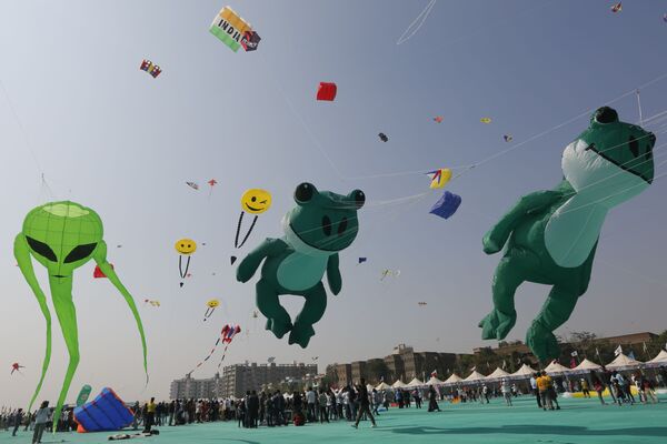 Уже не первый год Индия является страной проведения одного из крупнейших в мире международных фестивалей бумажных змеев. - Sputnik Узбекистан