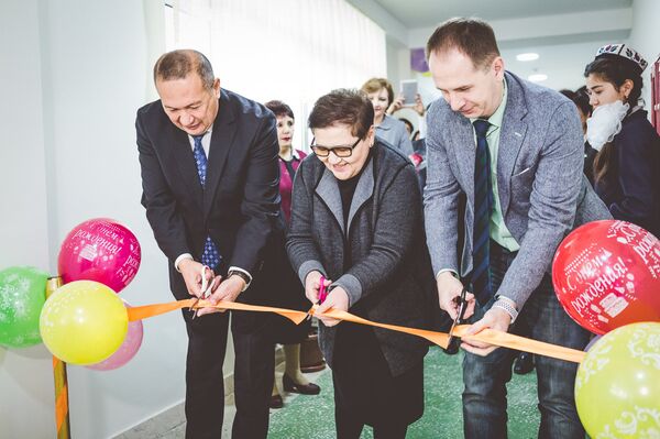 Церемония открытия одного из русских классов в узбекской школе Церемония открытия одного из русских классов в узбекской школе - Sputnik Узбекистан