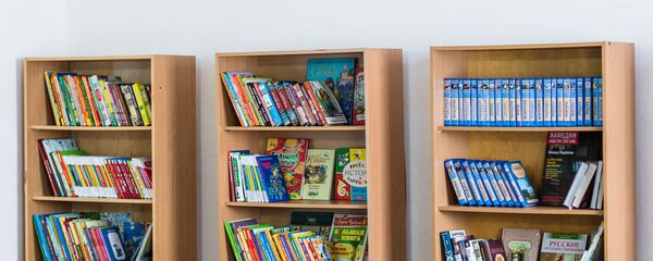 Книги в школьной библиотеки одной из Узбекских школ Книги в школьной библиотеки одной из Узбекских школ - Sputnik Ўзбекистон
