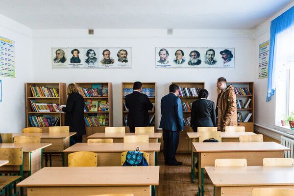 Книги в русском классе одной из школ Узбекистана Книги в русском классе одной из школ Узбекистана - Sputnik Узбекистан