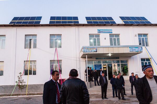 Солнечные батареи в школе №4 в Джизакской области Солнечные батареи в школе №4 в Джизакской области - Sputnik Узбекистан