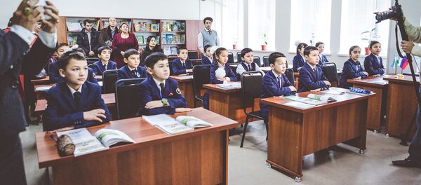 Ученики в классе русского языка в одной из школ Узбекистана Ученики в классе русского языка в одной из школ Узбекистана - Sputnik Ўзбекистон
