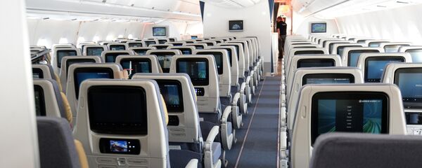 Новый пассажирский авиалайнер Airbus A350 XWB прибыл в московский аэропорт Шереметьево Новый пассажирский авиалайнер Airbus A350 XWB прибыл в московский аэропорт Шереметьево - Sputnik Узбекистан