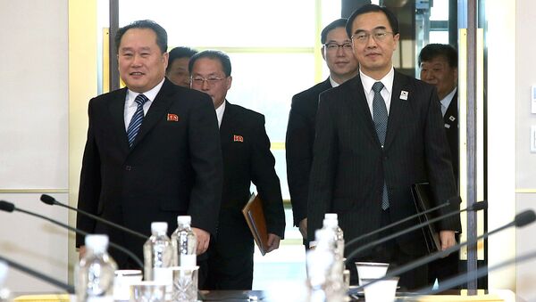 Министр южнокорейской ассоциации Чо Мьюнг Гион и глава северокорейской делегации Ри Сон Гвон  во время встречи в Панмунджоме. 9 января 2018 - Sputnik Ўзбекистон