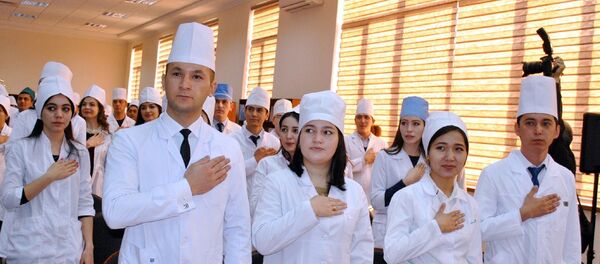 Студенты медицинского вуза Студенты медицинского вуза - Sputnik Узбекистан