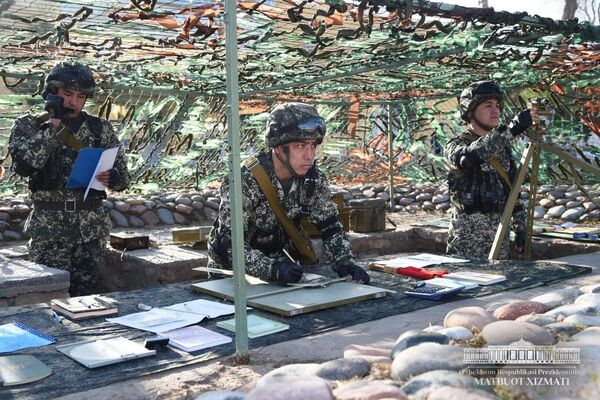 Мирзиёев посетил воинскую часть в Чирчике Мирзиёев посетил воинскую часть в Чирчике - Sputnik Узбекистан