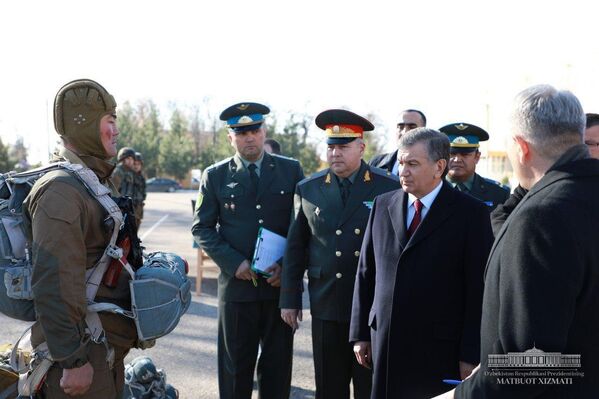 Мирзиёев посетил воинскую часть в Чирчике - Sputnik Узбекистан