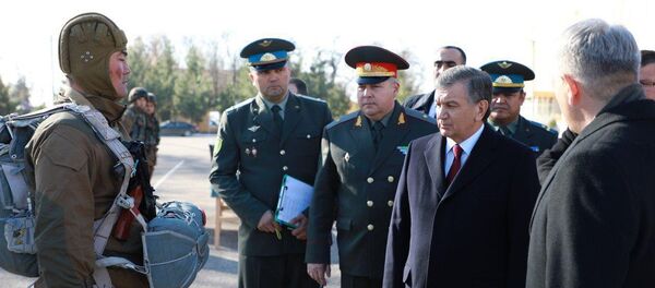 Мирзиёев посетил воинскую часть в Чирчике Мирзиёев посетил воинскую часть в Чирчике - Sputnik Ўзбекистон