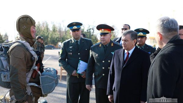 Мирзиёев посетил воинскую часть в Чирчике - Sputnik Ўзбекистон