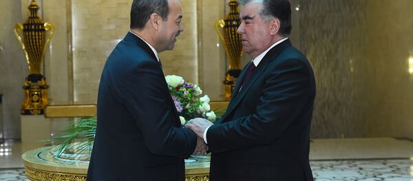 Встреча президента Таджикистана Эмомали Рахмона с премьер-министром Узбекистана Абдуллой Ариповым Встреча президента Таджикистана Эмомали Рахмона с премьер-министром Узбекистана Абдуллой Ариповым - Sputnik Ўзбекистон
