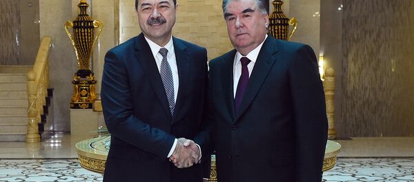 Встреча президента Таджикистана Эмомали Рахмона с премьер-министром Узбекистана Абдуллой Ариповым Встреча президента Таджикистана Эмомали Рахмона с премьер-министром Узбекистана Абдуллой Ариповым - Sputnik Ўзбекистон